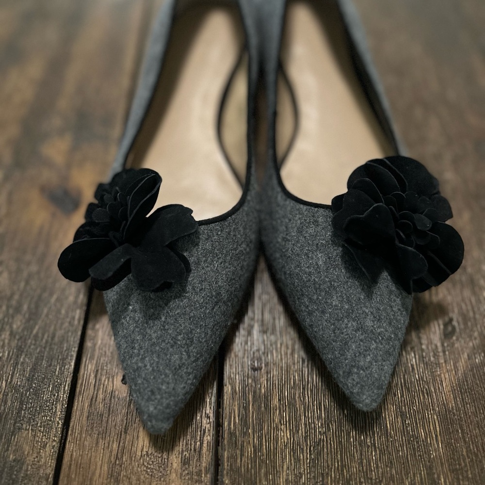 Ann Taylor Gray Heeled Flats with Black Flower (Size 9.5)